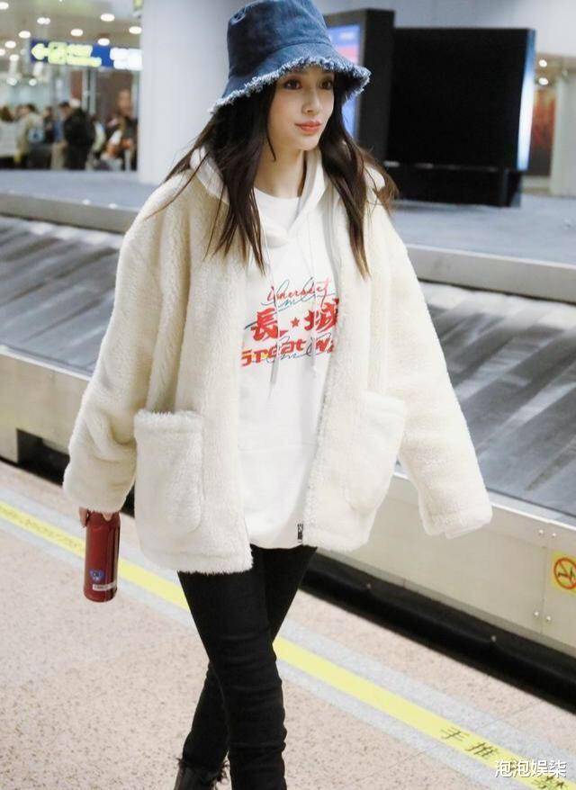 羊羔 Angelababy穿搭好减龄！戴渔夫帽穿可爱羊羔毛外套，直接美成芭比