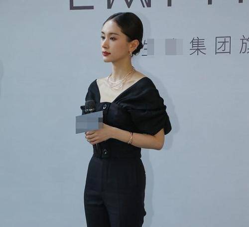 设计 王子文也太瘦了，穿深V礼裙优雅又温柔，堪称完美身材比例