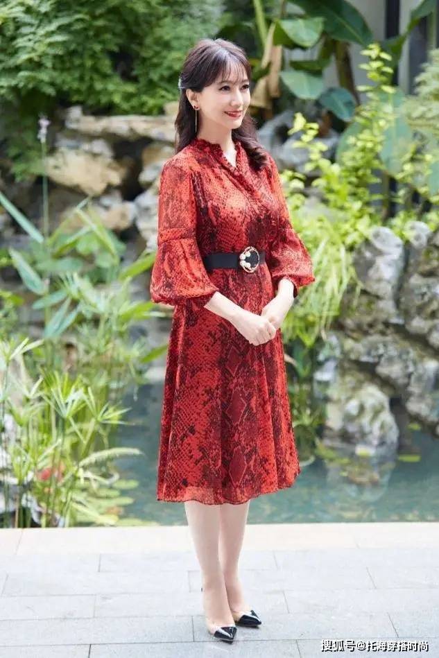 花衣服 女人50岁后，少穿花衣服，最好多穿这3种“颜色”，显白显气质