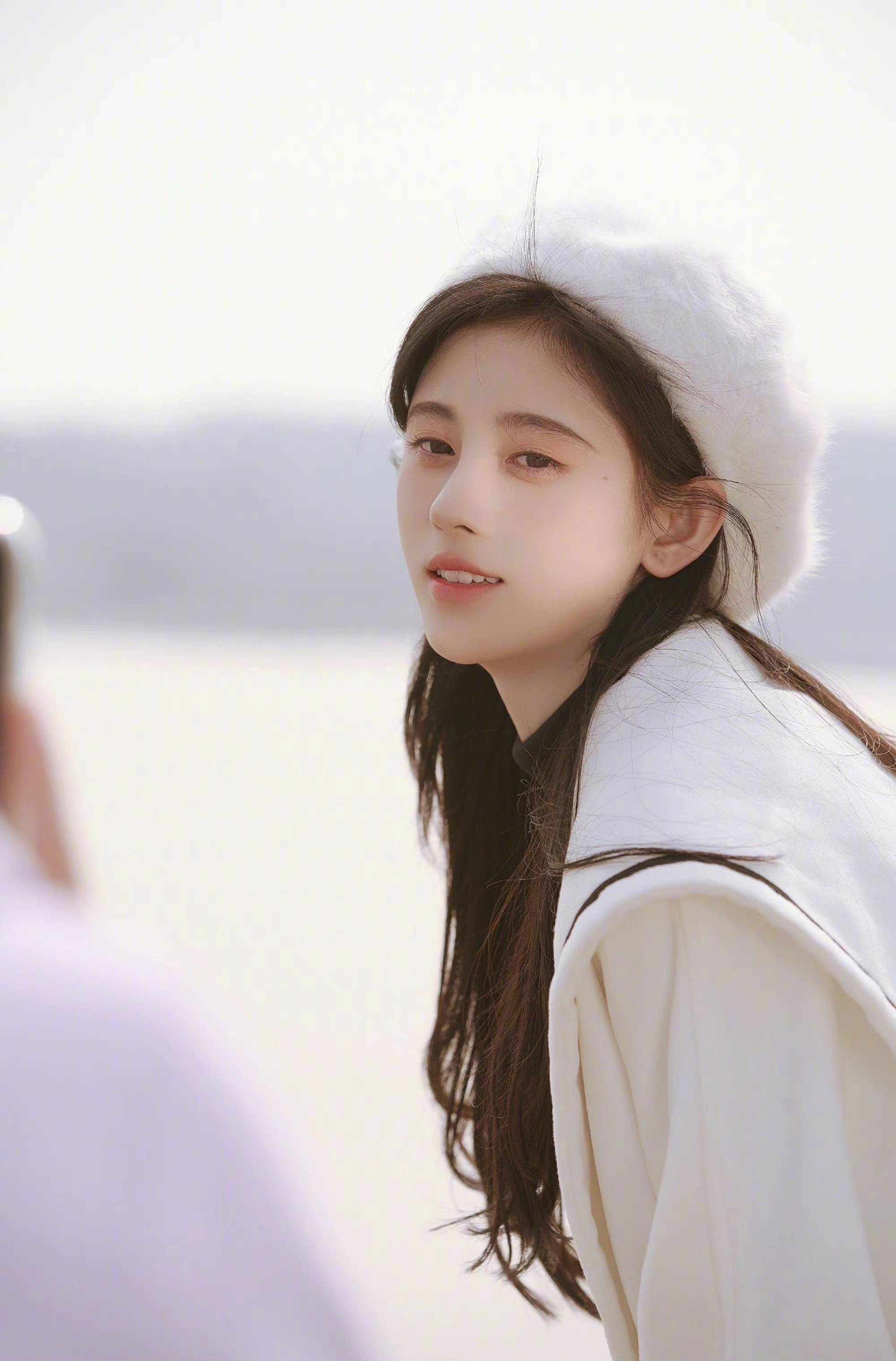 鞠婧祎绝美相片曝光肤如凝脂就像雪娃娃