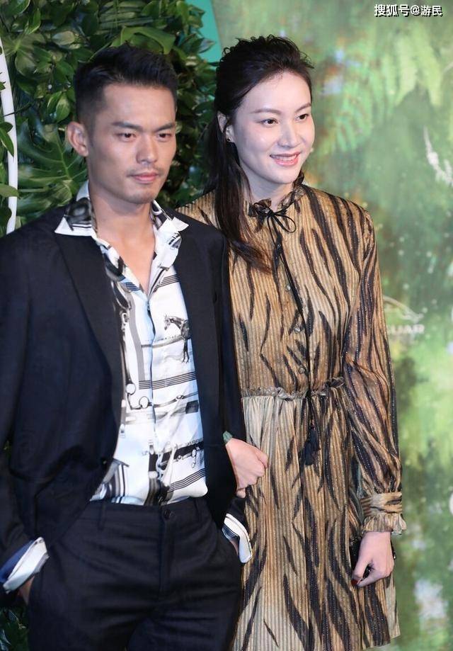 老公 谢杏芳178身材太惊艳，虎纹连衣裙大长腿好吸睛，比老公还要高