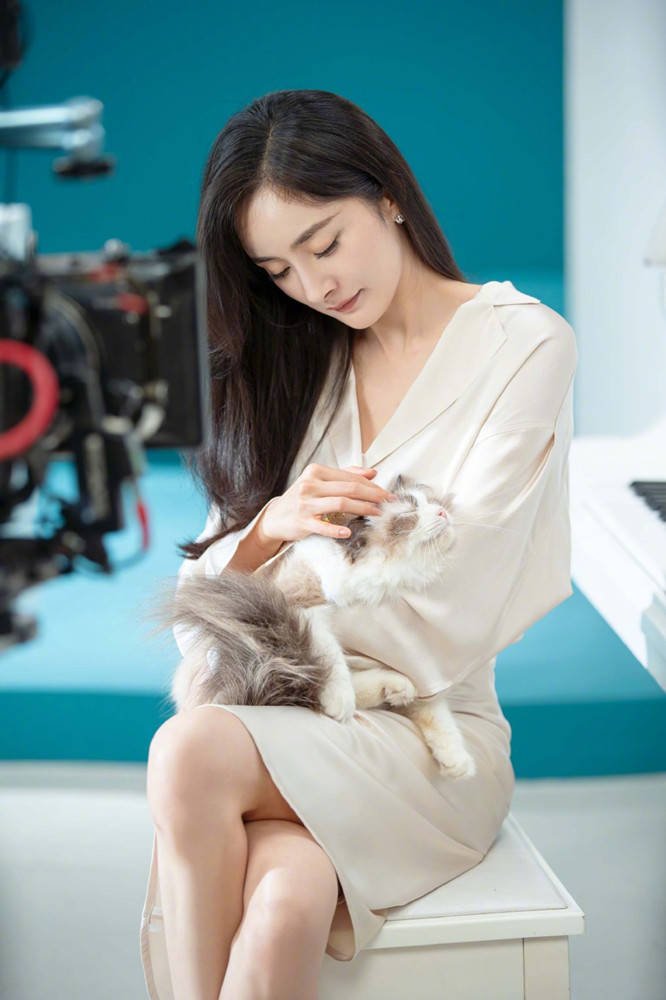 攻击性 杨幂光脚丫拍美照，穿一身白温柔又甜美，但宽裤腿仍彰显出气场