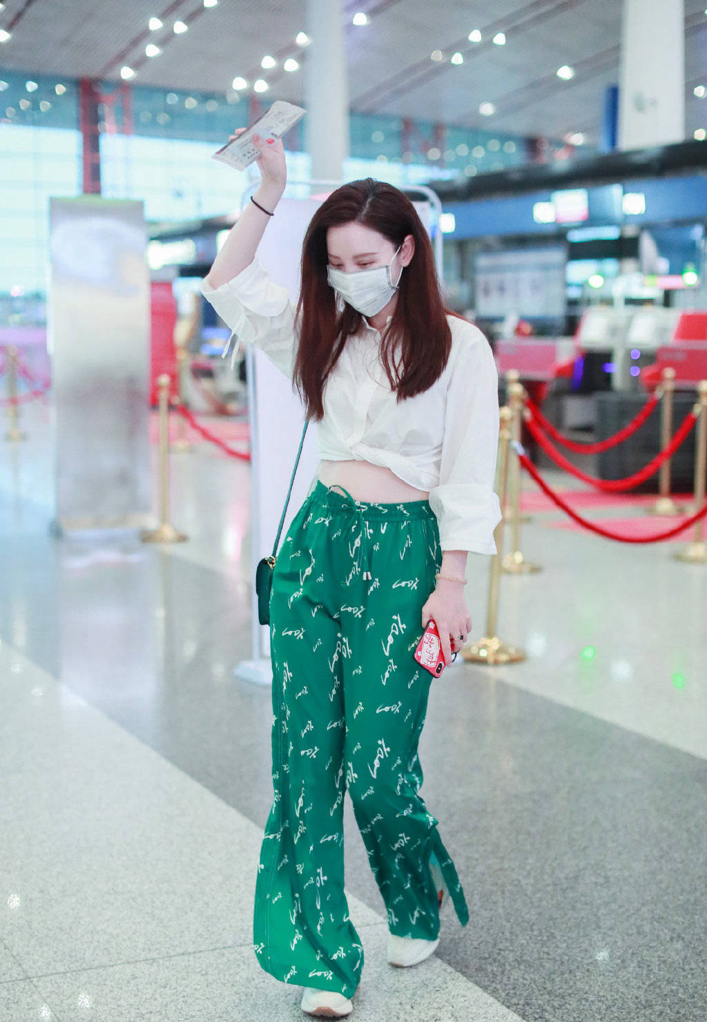 计划 张萌是来机场走秀吗？小马衬衫打个结，配阔腿背带裤大秀小蛮腰