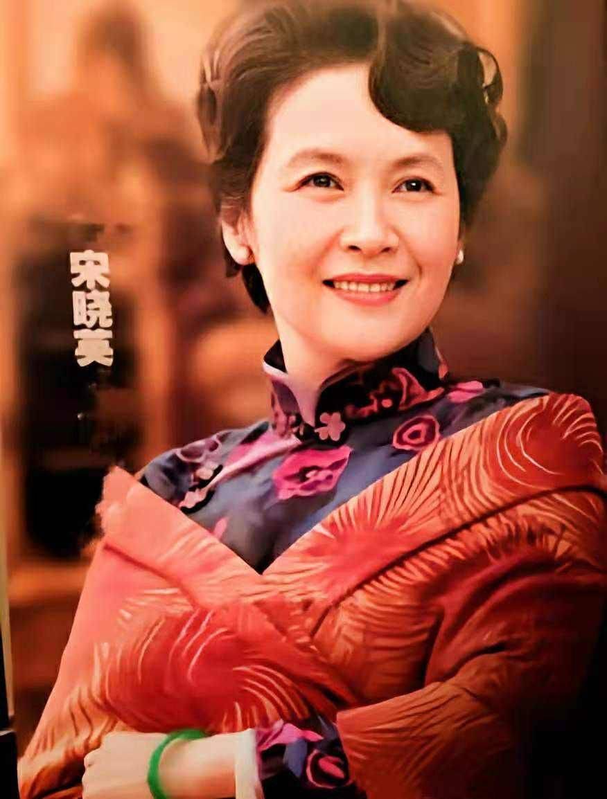 晓英 宋晓英美了一辈子，穿旗袍配披肩优雅到骨子里，奶奶辈照穿显气质