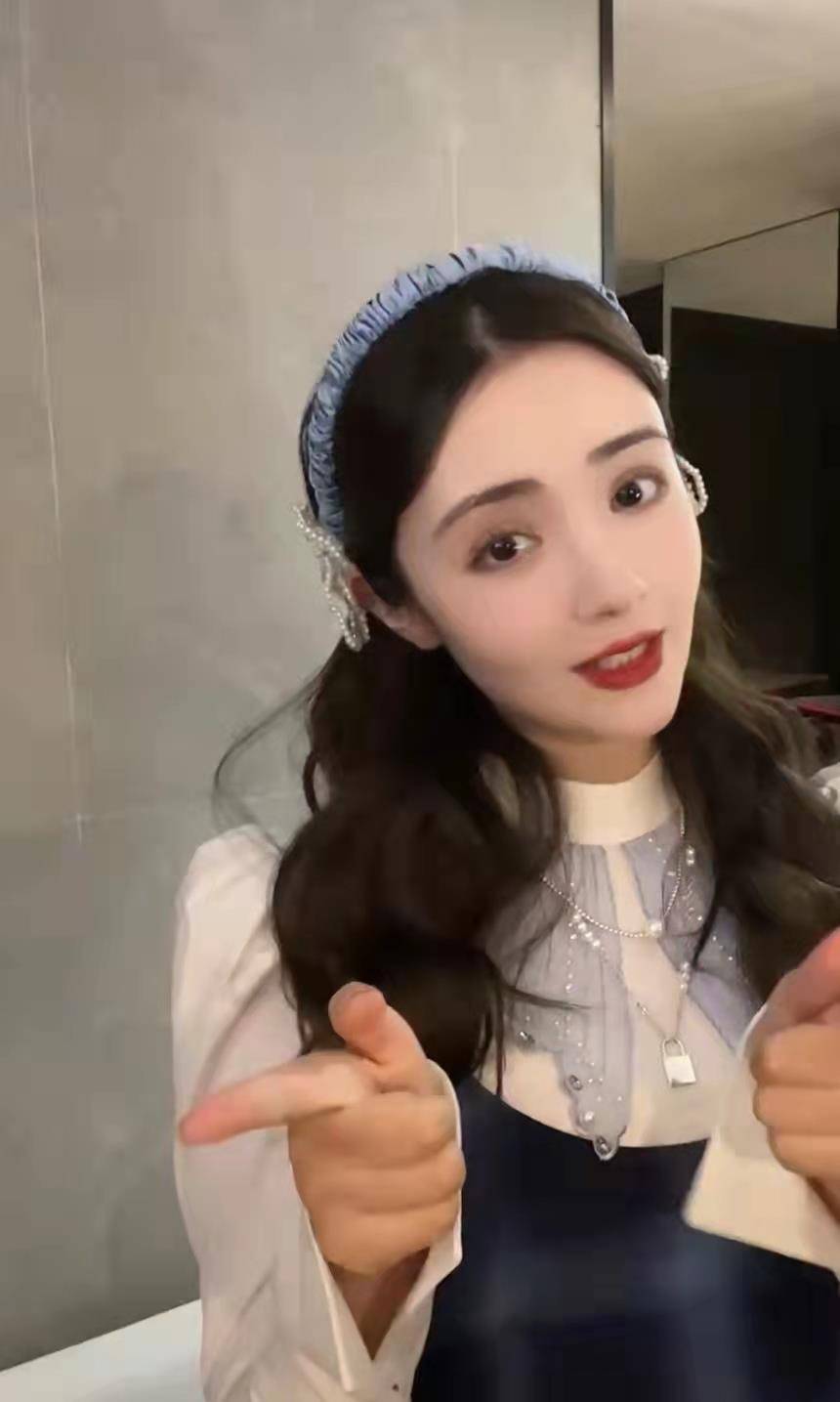手部麦迪娜产后精心装扮跳手势舞，被眼尖网友发现手跟脸的颜色不一样