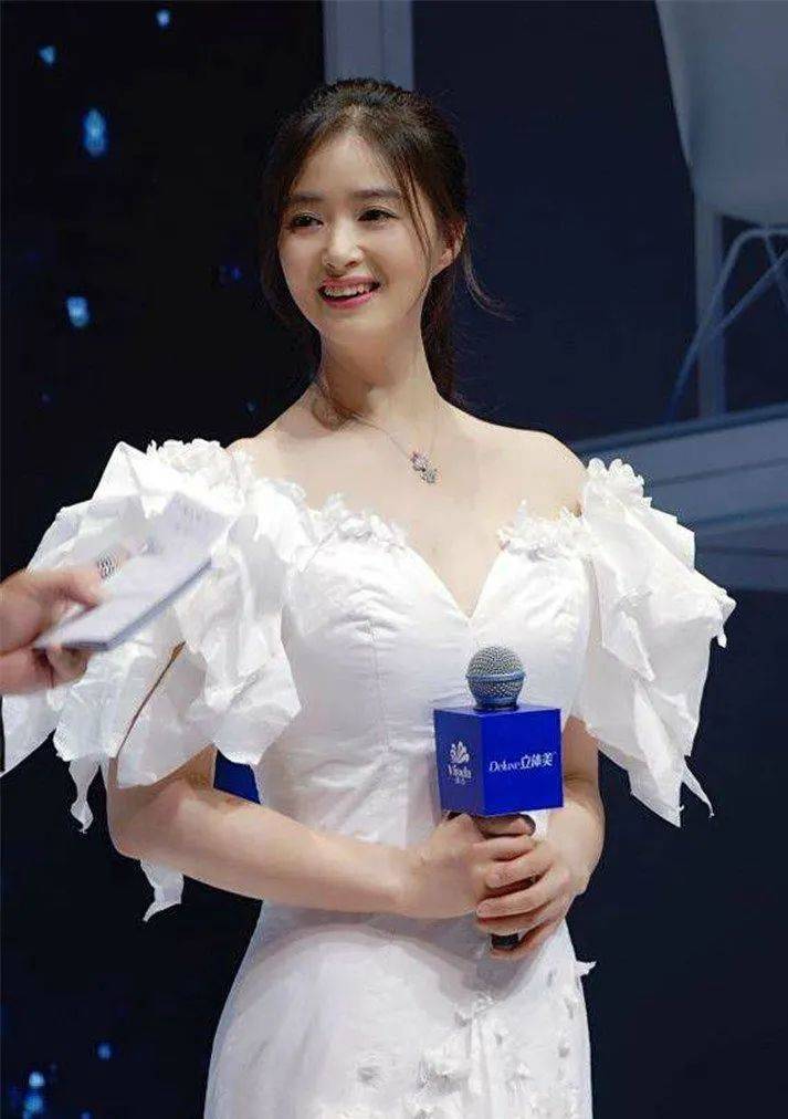 上半身 女星蒋欣瘦成Lisa 2.0？！到底什么情况呀…