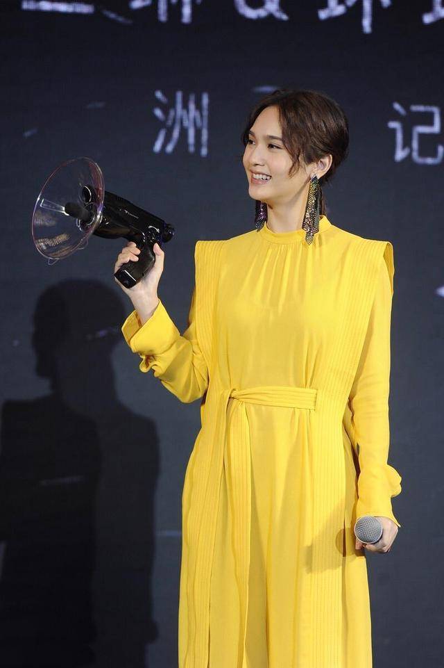 杨丞琳 杨丞琳美得耀眼，穿一袭黄色连衣裙皮肤白皙透亮，元气十足