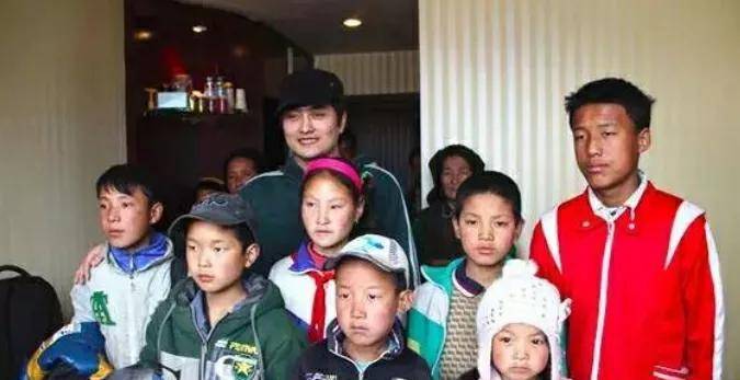 女神|好歌手云飞：6登央视春晚，娶“古典女神”美娇妻，为人低调朴素