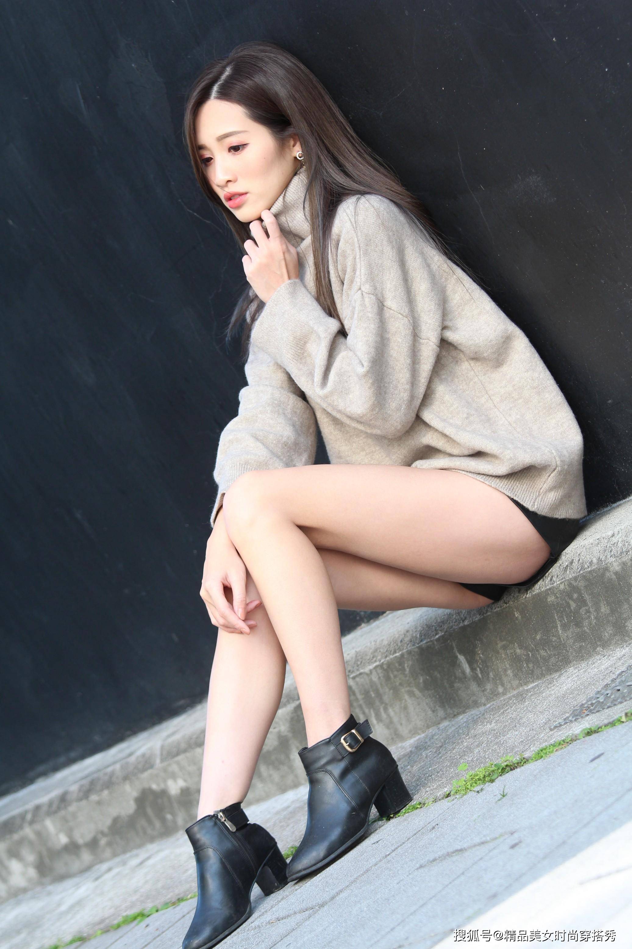 冬日 奶奶灰的针织毛衫,下搭黑色皮短裤,再挑一双高跟鞋,高挑又迷人