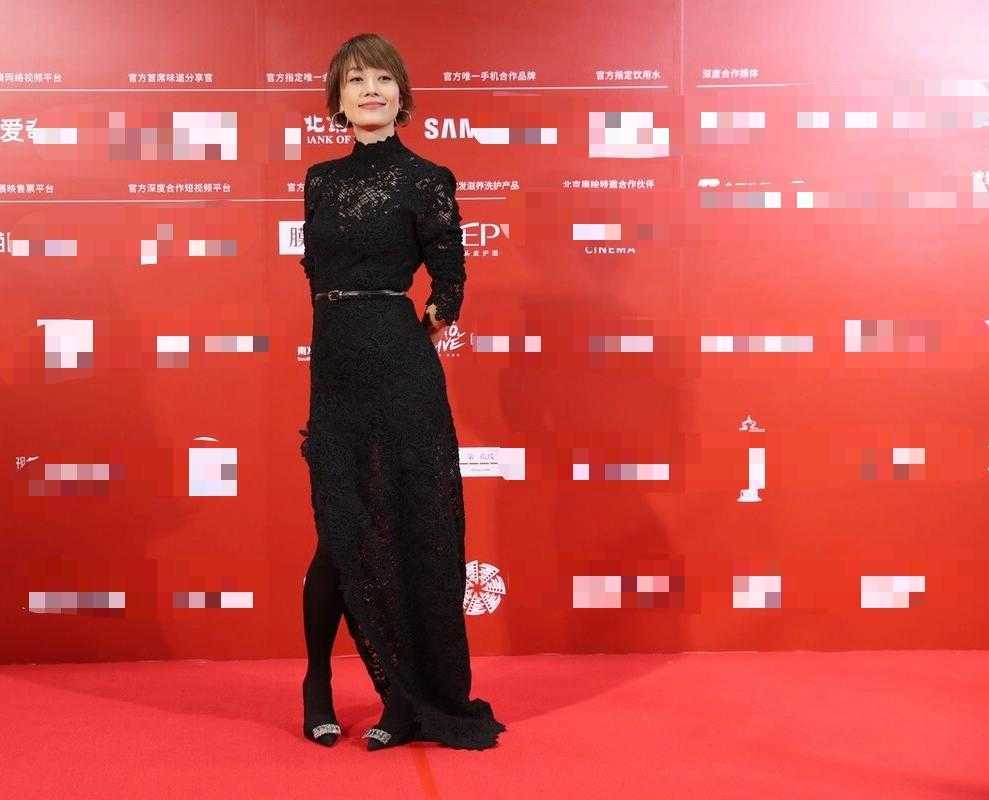 马伊琍 马伊琍离婚后瘦成纸片人,穿黑色裙看着只有90斤,胜在气质出众