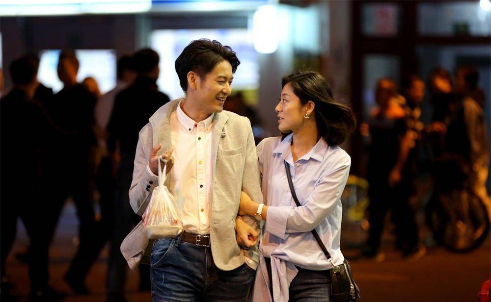 双重梦境交织，在葬礼与求婚之间寻找生活的平衡