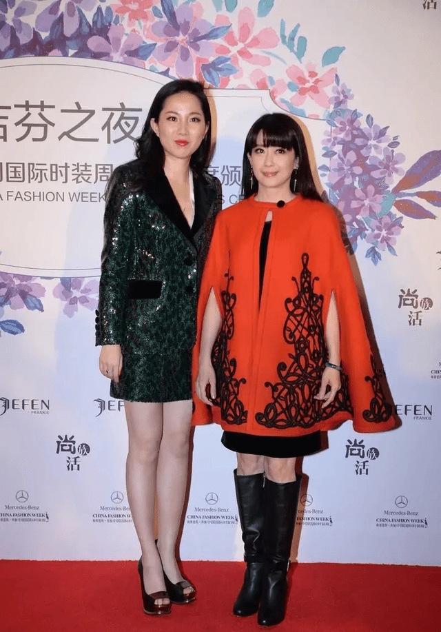 大衣 被51岁的孟庭苇美到了，穿红色斗篷大衣配骑士靴，看着像90后