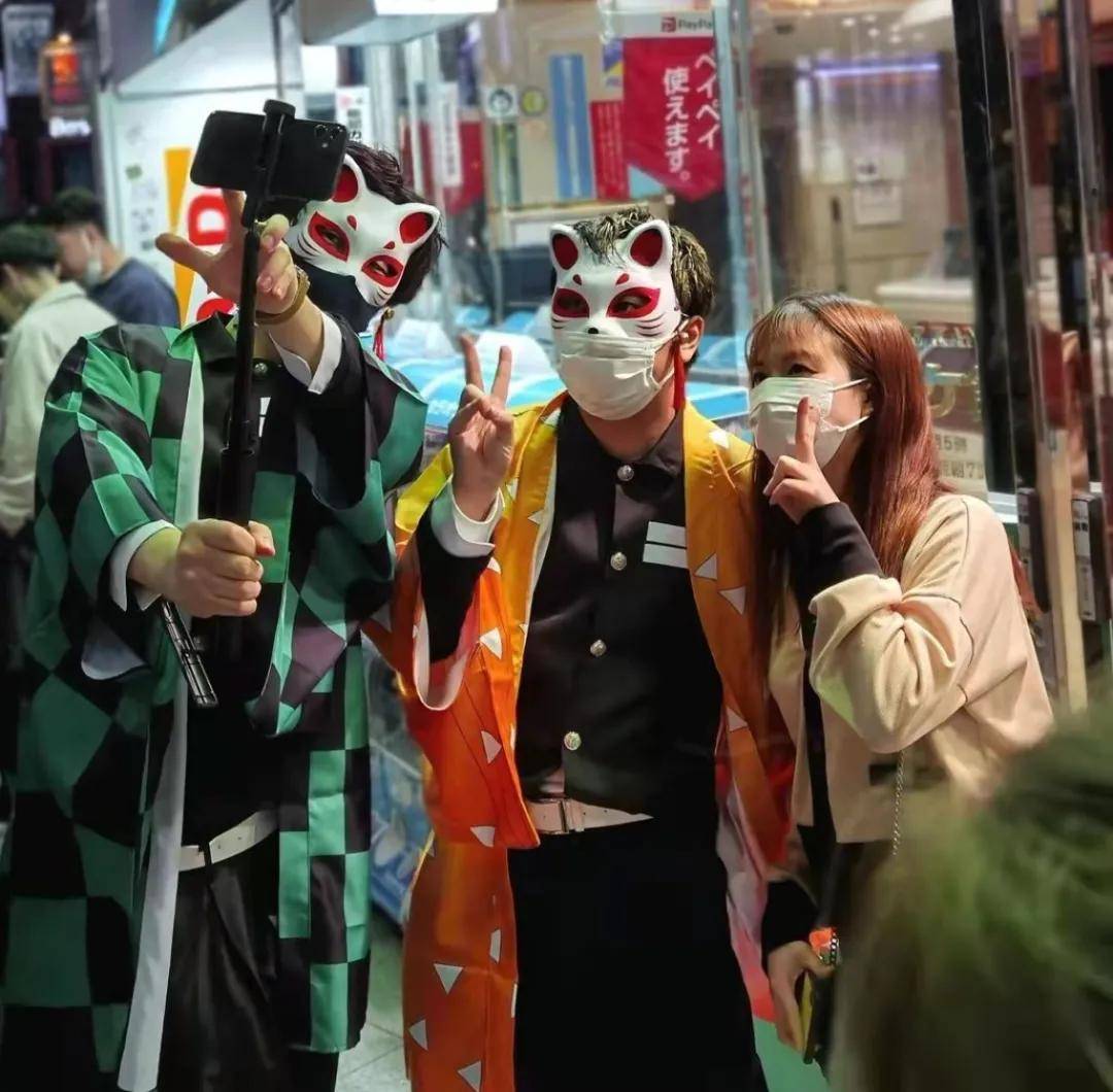 日本万圣节又开始“百鬼夜行”？！涩谷出动大量警察驱离狂欢人…