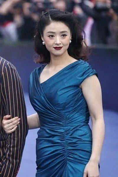 上半身 女星蒋欣瘦成Lisa 2.0？！到底什么情况呀…