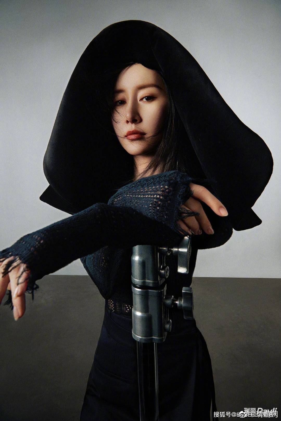 配饰 一身黑怎么穿更时髦?掌握这三个技巧,美得成熟又稳重