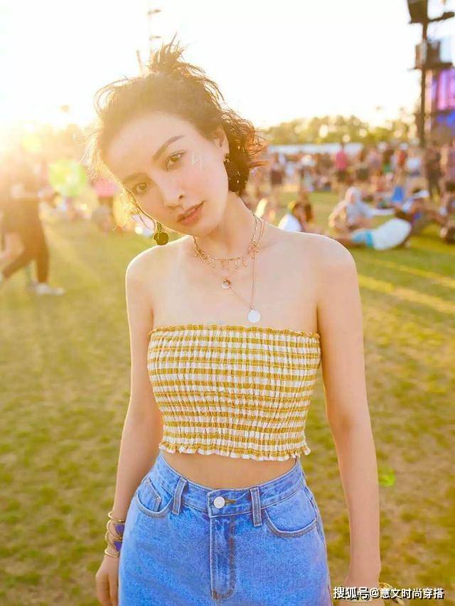 短裙 吴昕瘦身后美到骨子里，穿露脐抹胸衣配牛仔短裙，美得认不出