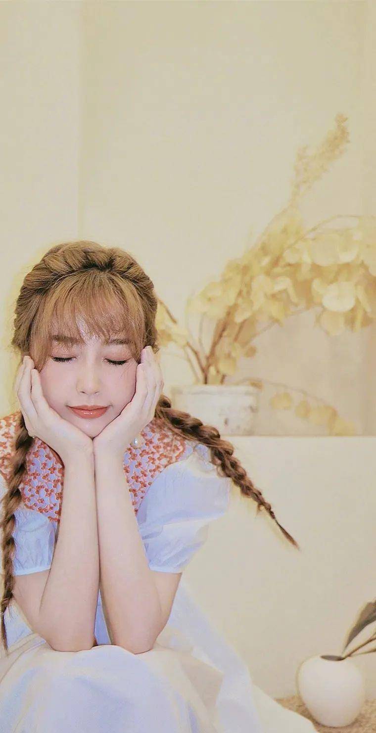 女明星 组图｜虞书欣：复古洋娃娃造型