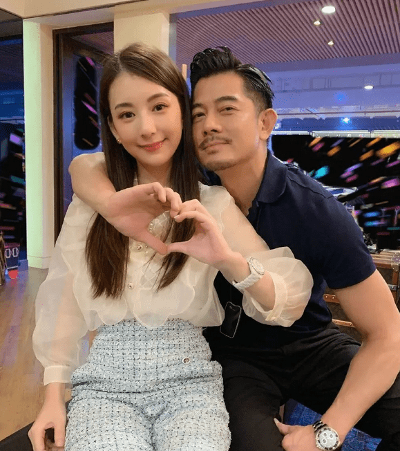 全买 方媛秒删万圣节合照！扮成公主被郭富城牵手，颈间戴超大钻石项链