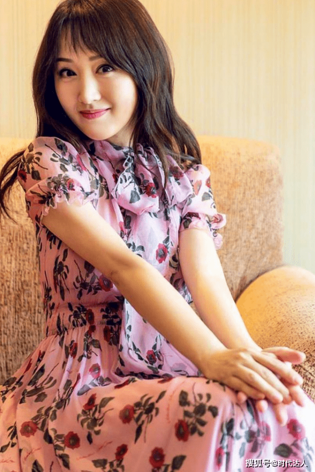 颜色 杨钰莹又任性装嫩，穿粉色印花连衣裙配“初恋头”，嫩成24岁