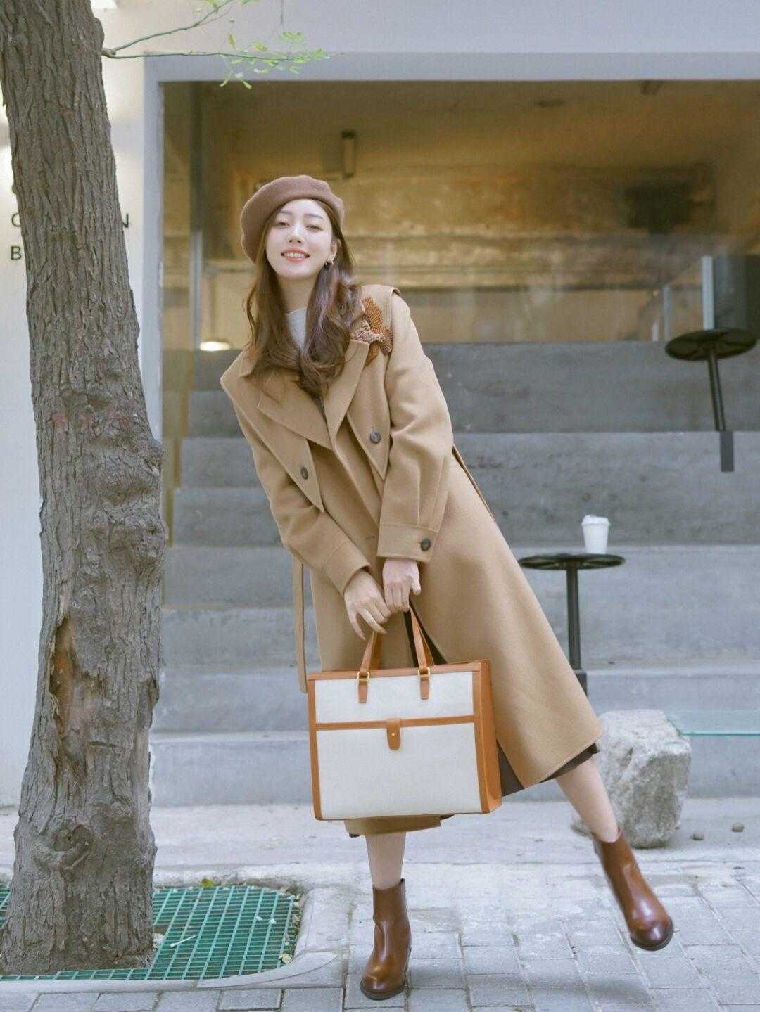 生活 秋冬季节“大衣”怎么穿？搭配针织衫和半身裙优雅大气，高级时髦