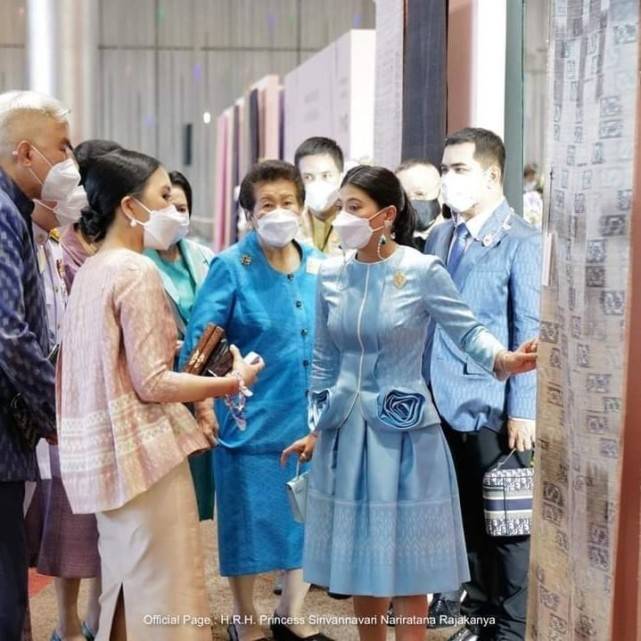 带感 泰国神兽公主的新衣好美！裹斗篷披风走路贼带感，窄腰长腿更吸睛