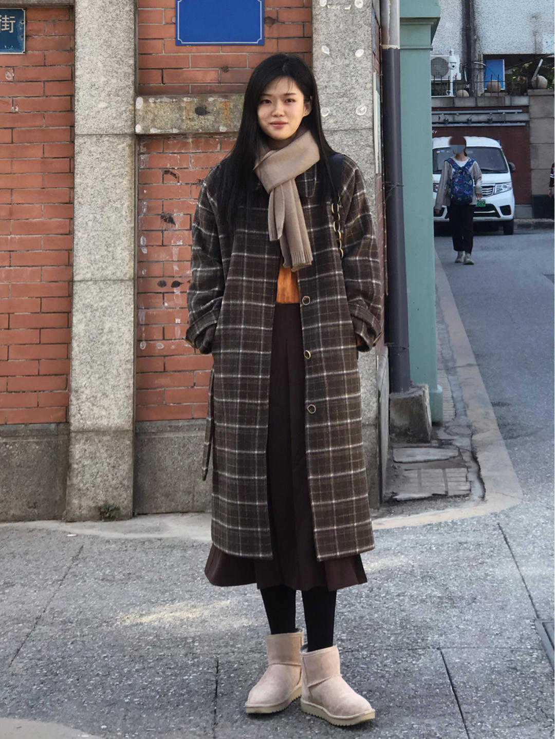 生活 秋冬季节“大衣”怎么穿？搭配针织衫和半身裙优雅大气，高级时髦