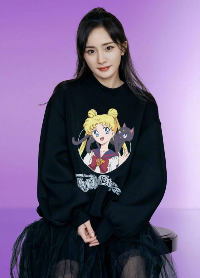 全黑 杨幂罕见晒家居私服！穿卫衣套装竟显高级感，涂烈焰红唇妩媚美艳