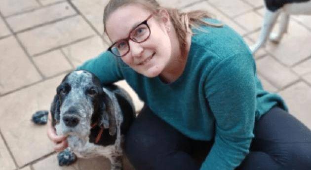 因为|主人在喝饮料,狗狗不知觉将舌头伸出:你倒是漏一点呀!