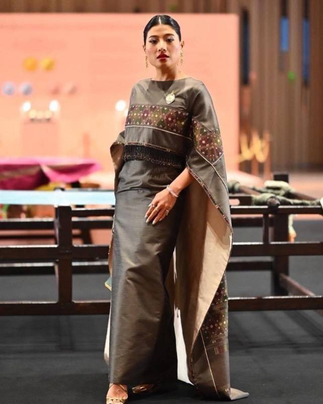 带感 泰国神兽公主的新衣好美!裹斗篷披风走路贼带感,窄腰长腿更吸睛