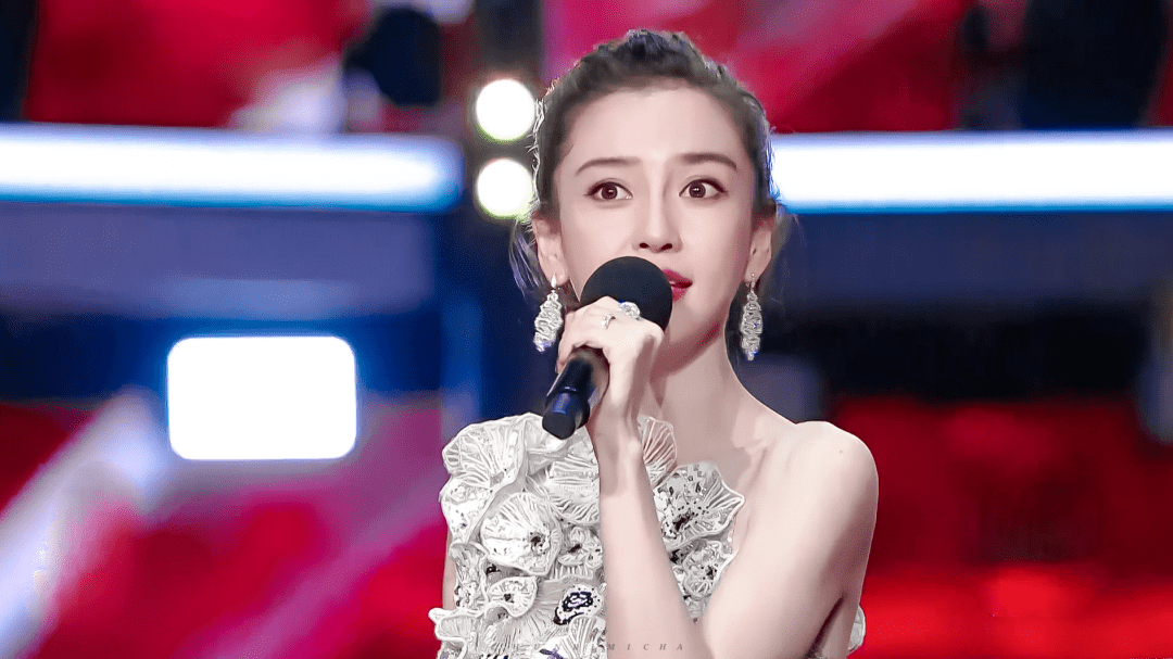 短裙 女星晚会 “杀”疯！皮衣烟熏妆，短裙险走光，66岁赵雅芝秀身材