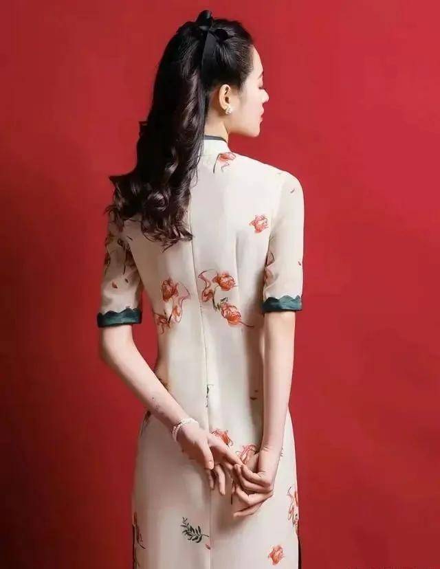 服装 每个女人都该有的一件衣服，还得是旗袍，典雅高级气质犹存还时尚