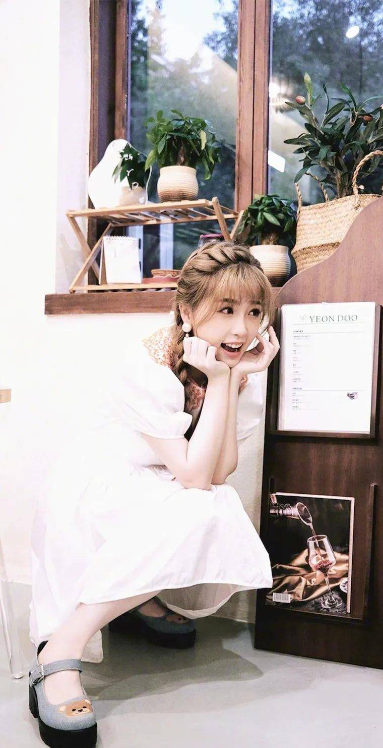 女明星 组图｜虞书欣：复古洋娃娃造型