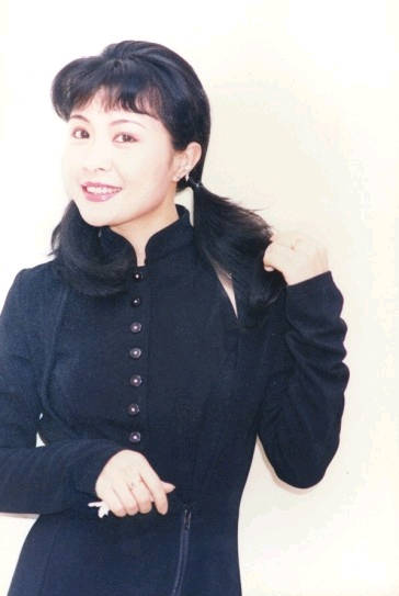 但其实虎艳芬如果对比来看,变化并不大,比起年轻时候最大的感觉就是胖