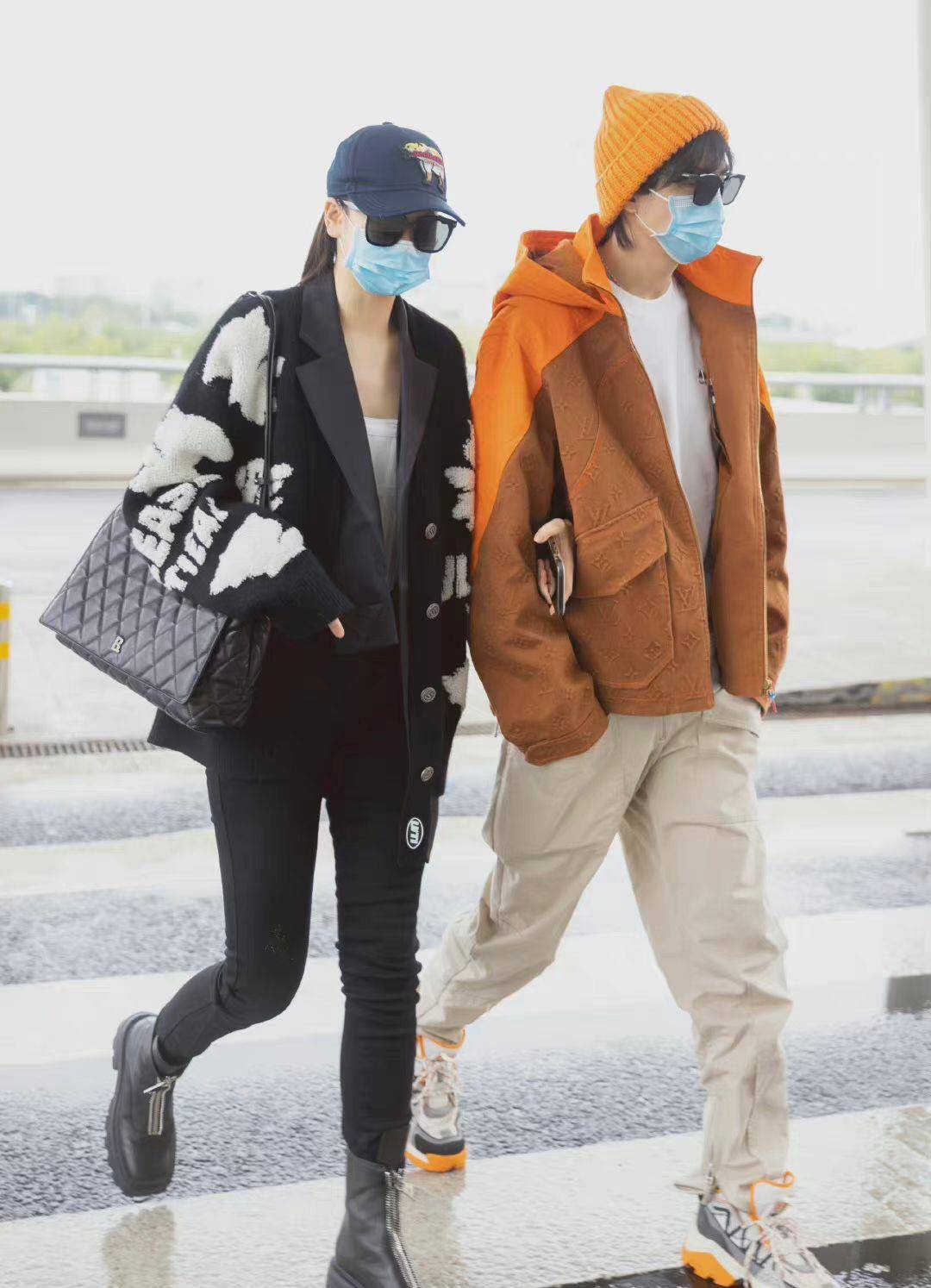 时装 戚薇携韩国老公走机场，李承铉穿2万多外套现身，人红了就是不同
