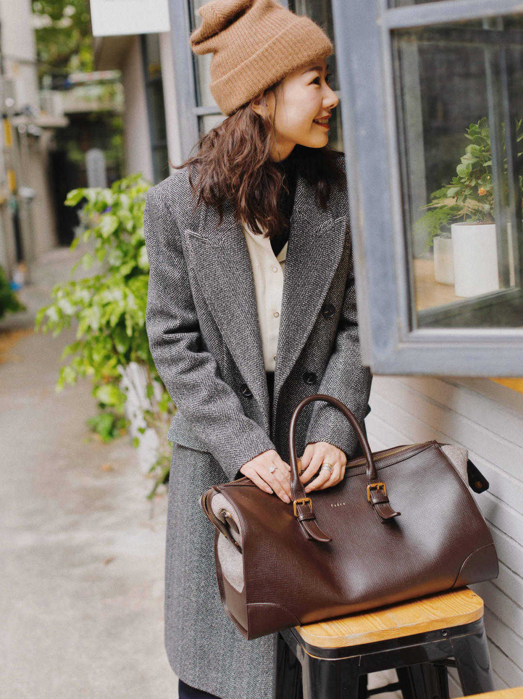 生活 秋冬季节“大衣”怎么穿？搭配针织衫和半身裙优雅大气，高级时髦