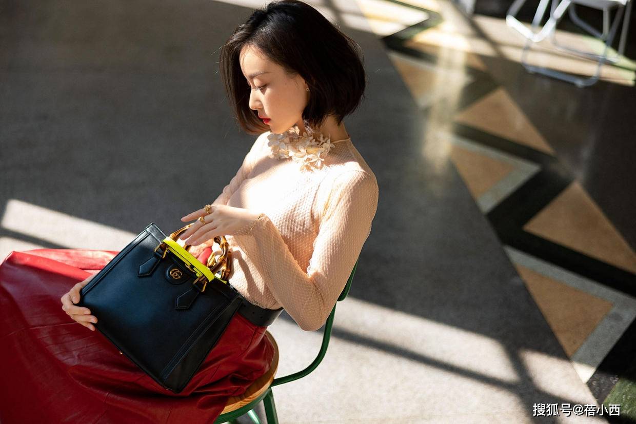 黑色 倪妮不愧是“谋女郎”，连穿裸色针织衫配红裙都很高级，气质无敌