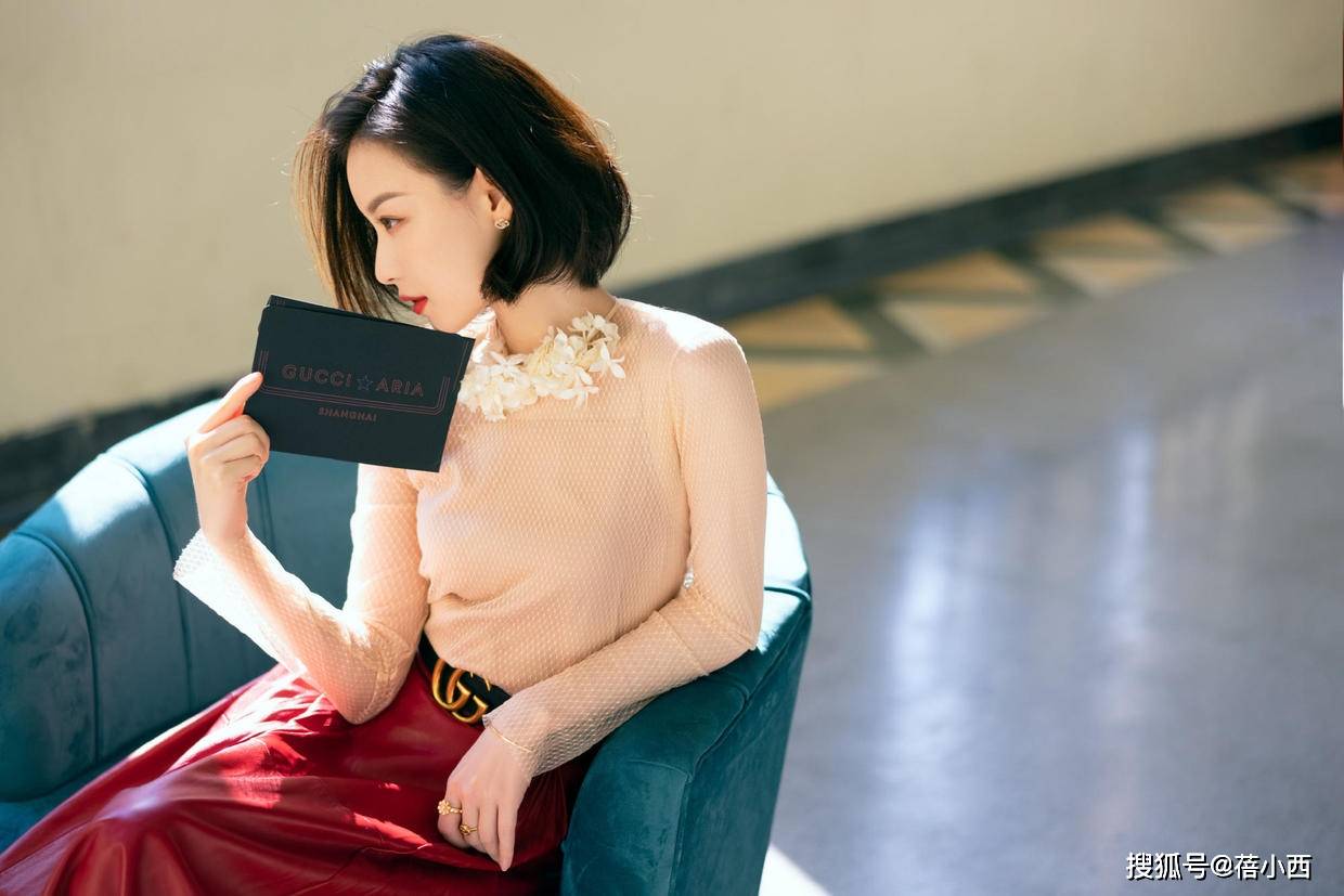 黑色 倪妮不愧是“谋女郎”，连穿裸色针织衫配红裙都很高级，气质无敌
