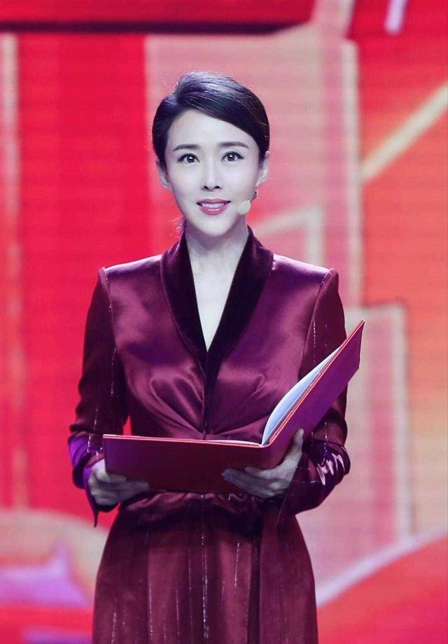 显示 颜丹晨才是不老女神！衬衫搭配红色丝绒长裤高级干练，韵味十足