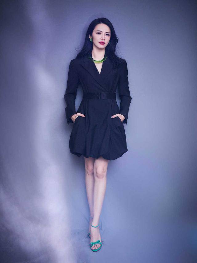 显示 姚晨身材真不错！印花T恤搭配黑色长裤高挑纤瘦，大秀曼妙身材