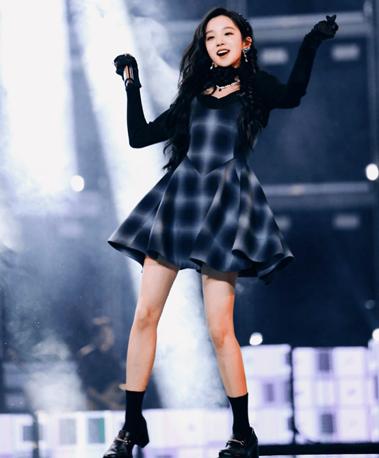 短裙 女星晚会 “杀”疯!皮衣烟熏妆,短裙险走光,66岁赵雅芝秀身材