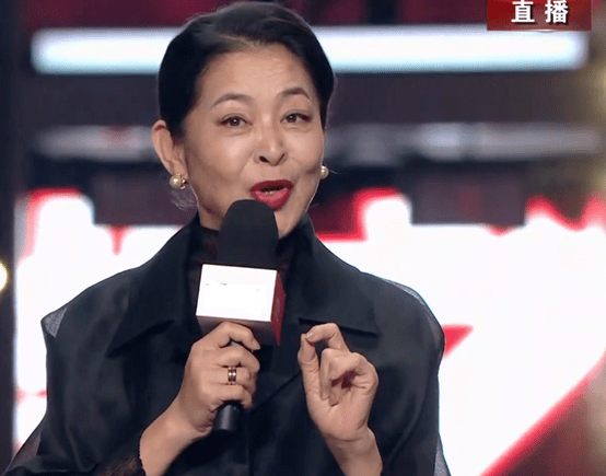 短裙 女星晚会 “杀”疯！皮衣烟熏妆，短裙险走光，66岁赵雅芝秀身材