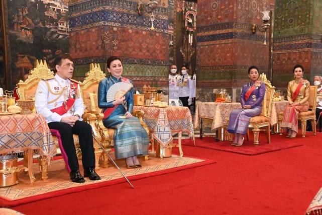 身材诗妮娜歪头卖萌摆pose！金衫配红裙轻松艳压苏提达，可惜脸垮得严重