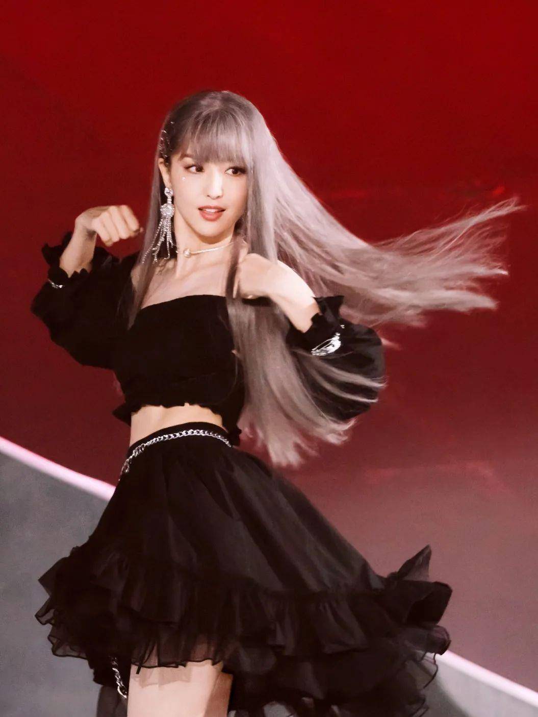 金发抄袭Lisa“太妹头”的佟丽娅一夜刷爆几亿播放量？内娱女爱豆都看跪了！