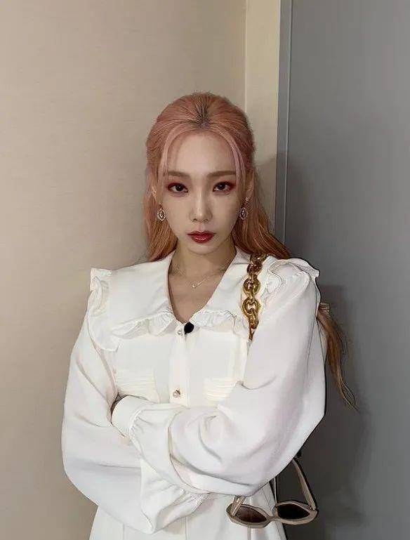 金发抄袭Lisa“太妹头”的佟丽娅一夜刷爆几亿播放量？内娱女爱豆都看跪了！