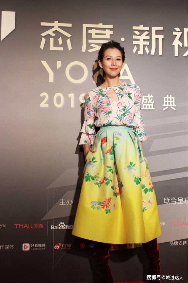 蔡少芬 蔡少芬终于惊艳一回，穿印花衬衫配半身裙减龄太多，短发A爆了