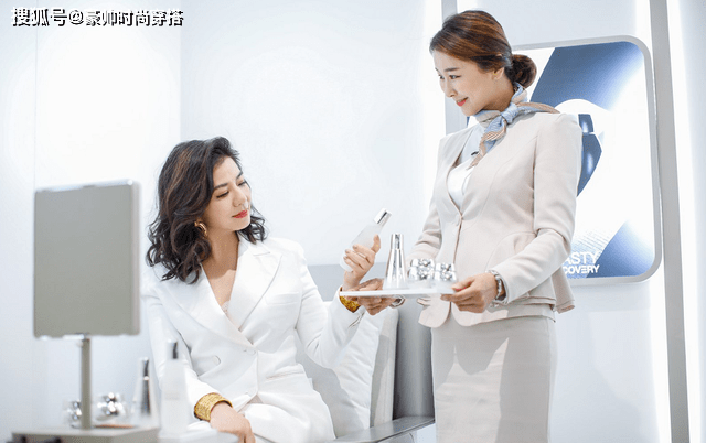 条纹 钟楚红又惊艳一回，穿白色西装配齐肩卷发现活动，60岁风韵犹存