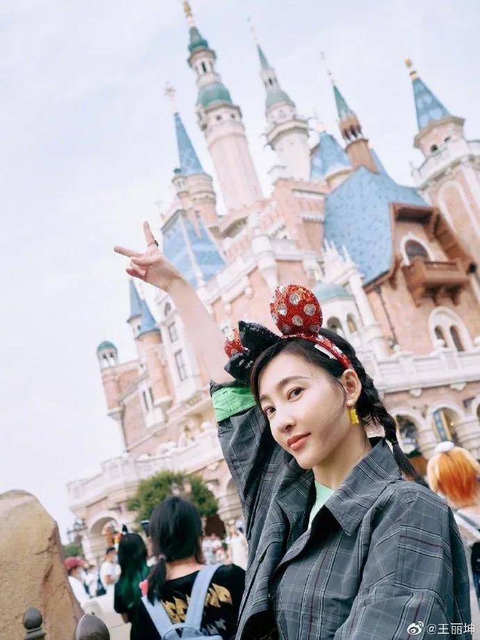 当红 女星王丽坤晒多组惊艳美图!雪肤玉貌太性感妩媚