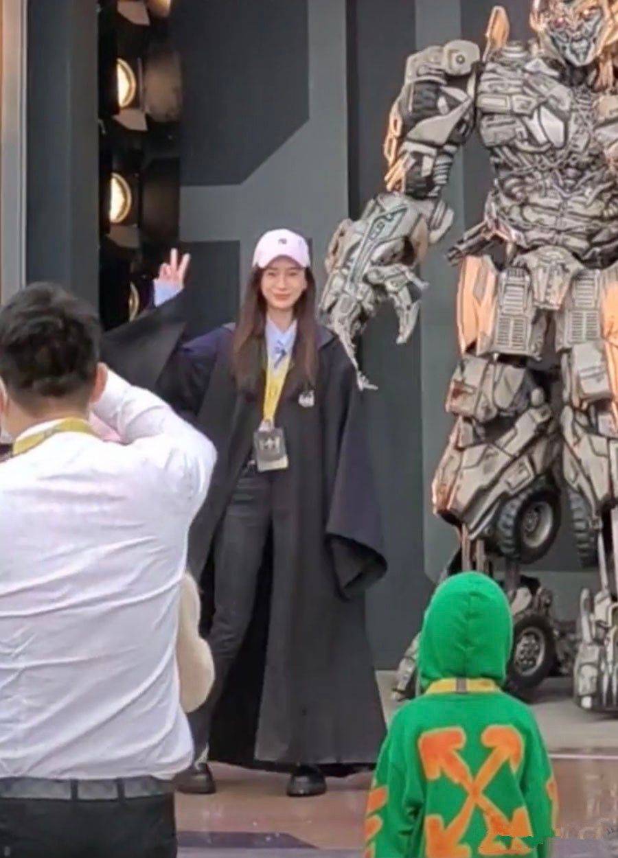 颜色这才是真实的杨颖，不修图整张脸土黄又干瘦，但五官立体很漂亮！