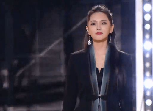 短裙 女星晚会 “杀”疯!皮衣烟熏妆,短裙险走光,66岁赵雅芝秀身材