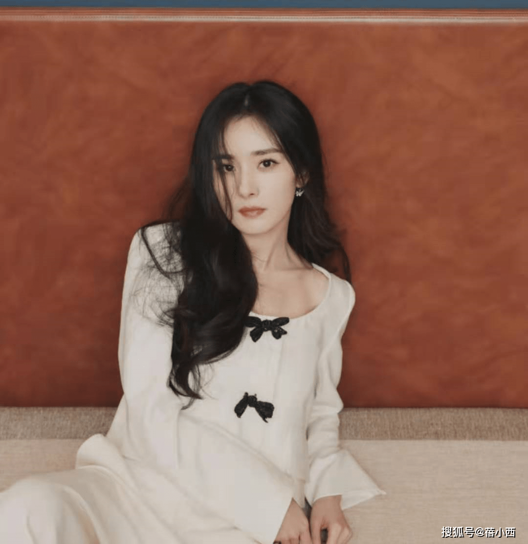 好身材 杨幂真会穿，普通的白色套装也能秀出好身材，彰显飒爽干练之美